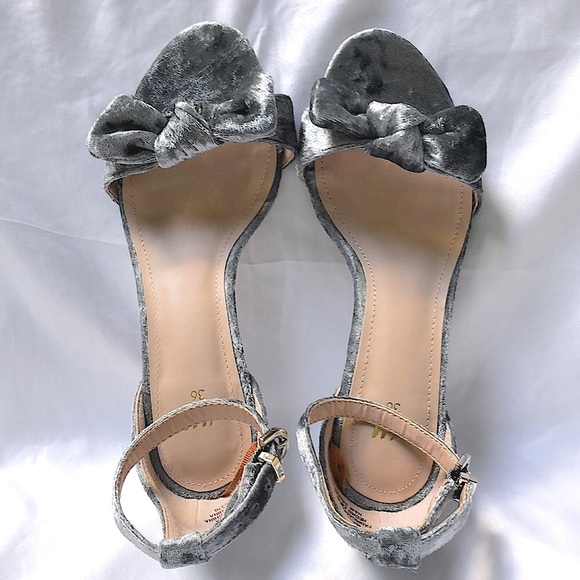 NWOT H&M Velvet Heels - Picture 4 of 5